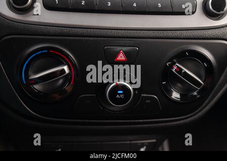 Bedienelemente der Klimaanlage auf dem Armaturenbrett. Close up Auto Lüftungsanlage, Details der Kontrollen der modernen Auto. Stockfoto