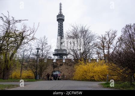 Aussichtsturm Rozhledna auf dem Laurenzi-Hügel oder Petrin, nach dem Vorbild des Eiffelturms in Paris, Prag, Tschechien. Stockfoto