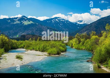 Die Iller bei Immenstadt an einem sonnigen Frühlingstag. Allgäuer Alpen mit Steineberg und Stuiben. Bayern, Deutschland, Europa Stockfoto