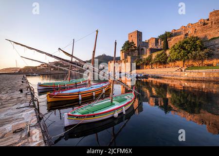 Hafenbecken von Collioure, mit drei traditionellen Fischerbooten und Schloss. Collioure, Österreich, Frankreich. Stockfoto