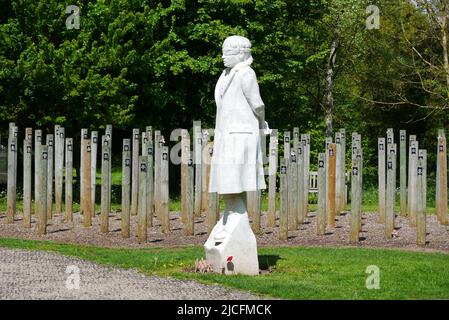 „Shot at Dawn“-Betonfigur eines jungen Soldaten mit verbundenen Augen und Holzpfosten im National Memorial Arboretum, Lichfield, Staffordshire, England Stockfoto