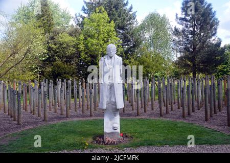 „Shot at Dawn“-Betonfigur eines jungen Soldaten mit verbundenen Augen und Holzpfosten im National Memorial Arboretum, Lichfield, Staffordshire, England Stockfoto