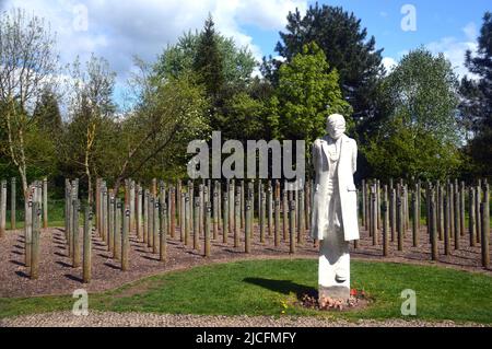 „Shot at Dawn“-Betonfigur eines jungen Soldaten mit verbundenen Augen und Holzpfosten im National Memorial Arboretum, Lichfield, Staffordshire, England Stockfoto