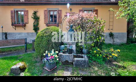 Fachwerk, Frühling im Garten, Brunnen, Hausfassade, Frühling, Unfinden, Königsberg, Franken, Bayern, Deutschland, Europa, Stockfoto