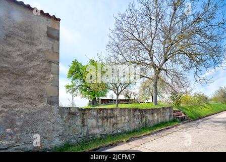 Hofeingang, Fassade, Garten, Idylle, Hausfassade, Spring, Unfinden, Königsberg, Franken, Bayern, Deutschland, Europa, Stockfoto