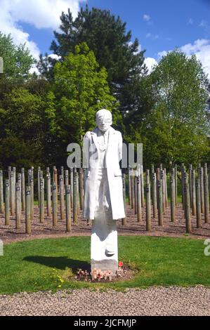 „Shot at Dawn“-Betonfigur eines jungen Soldaten mit verbundenen Augen und Holzpfosten im National Memorial Arboretum, Lichfield, Staffordshire, England Stockfoto