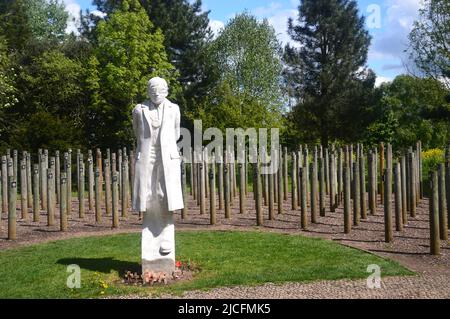 „Shot at Dawn“-Betonfigur eines jungen Soldaten mit verbundenen Augen und Holzpfosten im National Memorial Arboretum, Lichfield, Staffordshire, England Stockfoto