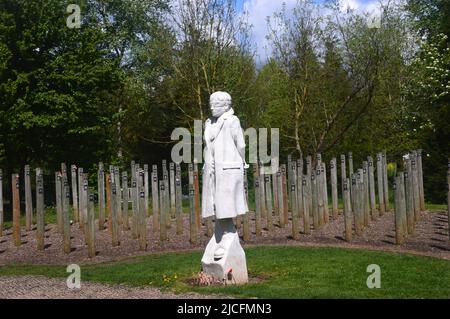 „Shot at Dawn“-Betonfigur eines jungen Soldaten mit verbundenen Augen und Holzpfosten im National Memorial Arboretum, Lichfield, Staffordshire, England Stockfoto