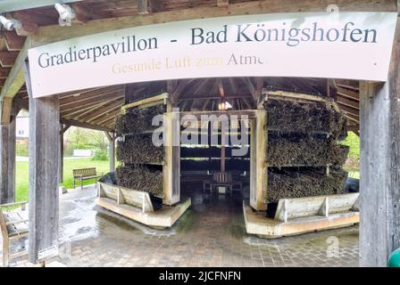 Gradierpavillion, Kurpark, Einatmen, Gesundheit, Dorfblick, Frühsommer, Bad Königshofen, Franken, Deutschland, Europa, Stockfoto