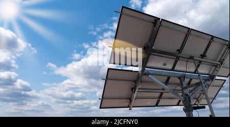 Solarmodul mit Sonnenausrichtung. Stockfoto