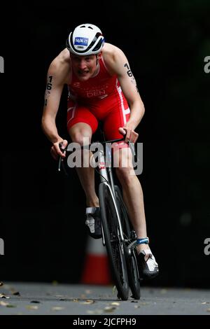 Emil Holm des dänischen Teams ist am zweiten Tag der World Triathlon Series 2022 im Roundhay Park in Leeds in Aktion. Stockfoto