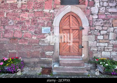 Kirche St. Trinitatis, Portal, Eingang, Hausfassade, Dorfblick, Sommer, Wasungen, Thüringen, Deutschland, Europa, Stockfoto