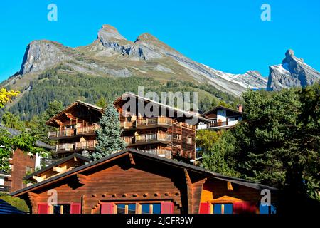 Chalets und Ferienhäuser im Kurort und Kurort Ovronnaz am Fuße des Berges Pointe de Chemo, Ovronnaz, Wallis, Schweiz Stockfoto