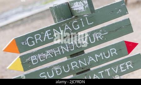 Der Laugavegur-Wanderweg ist die berühmteste mehrtägige Trekkingtour in Island. Landschaftsfoto aus dem Gebiet um Landmannalaugar, Ausgangspunkt des Fernwanderweges im Hochland Islands. Wegweiser Sudurnamur Stockfoto