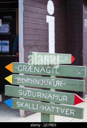 Der Laugavegur-Wanderweg ist die berühmteste mehrtägige Trekkingtour in Island. Landschaftsfoto aus dem Gebiet um Landmannalaugar, Ausgangspunkt des Fernwanderweges im Hochland Islands. Wegweiser Sudurnamur Skalli Hattver Stockfoto