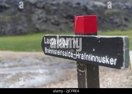 Der Laugavegur-Wanderweg ist die berühmteste mehrtägige Trekkingtour in Island. Landschaftsfoto aus dem Gebiet um Landmannalaugar, Ausgangspunkt des Fernwanderweges im Hochland Islands. Wegweiser Hrafntinnusker Brennisteinsalda Stockfoto