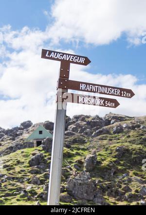 Der Laugavegur-Wanderweg ist die berühmteste mehrtägige Trekkingtour in Island. Landschaftsfoto aus dem Gebiet um Landmannalaugar, Ausgangspunkt des Fernwanderweges im Hochland Islands. Wegweiser Hrafntinnusker und Porsmörk Stockfoto