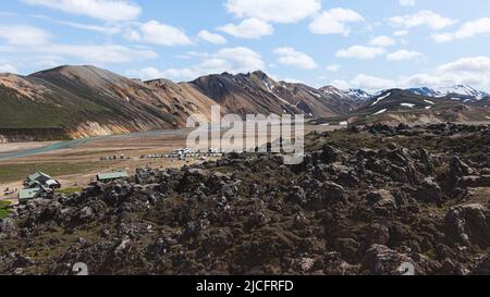 Der Laugavegur-Wanderweg ist die berühmteste mehrtägige Trekkingtour in Island. Landschaft aufgenommen aus dem Gebiet um Landmannalaugar, Ausgangspunkt des Fernwanderweges im Hochland Islands. Campingplatz. Stockfoto