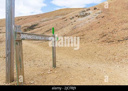 Der Laugavegur-Wanderweg ist die berühmteste mehrtägige Trekkingtour in Island. Landschaftsfoto aus dem Gebiet um Landmannalaugar, Ausgangspunkt des Fernwanderweges im Hochland Islands. Wegweiser 'Brennisteinsalda-Vondugil Stockfoto