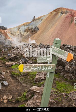 Der Laugavegur-Wanderweg ist die berühmteste mehrtägige Trekkingtour in Island. Landschaftsfoto aus dem Gebiet um Landmannalaugar, Ausgangspunkt des Fernwanderweges im Hochland Islands. Wegweiser Bláhnúkur. Stockfoto