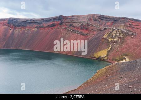 Der Laugavegur-Wanderweg ist die berühmteste mehrtägige Trekkingtour in Island. Landschaftsfoto aus dem Gebiet um Landmannalaugar, Ausgangspunkt des Fernwanderweges im isländischen Hochland in der Nähe des Vulkans Hekla. Ljótipollur Vulkankrater. Stockfoto