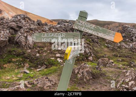 Der Laugavegur-Wanderweg ist die berühmteste mehrtägige Trekkingtour in Island. Landschaftsfoto aus dem Gebiet um Landmannalaugar, Ausgangspunkt des Fernwanderweges im Hochland Islands. Wegweiser Hrafntinnusker Grænagil Stockfoto