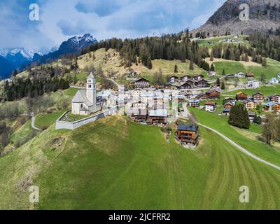 Italien, Venetien, Belluno Provice, das alpine Dorf Colle Santa Lucia mit der alten Kirche auf dem Hügel Stockfoto