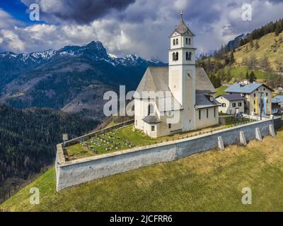 Italien, Venetien, Belluno Provice, das alpine Dorf Colle Santa Lucia mit der alten Kirche auf dem Hügel Stockfoto