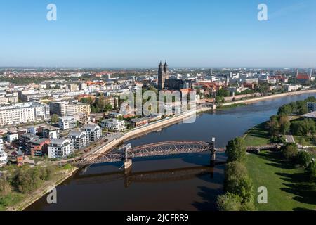 Historische Liftbrücke, dahinter der Magdeburger Dom und die Elbpromenade, Magdeburg, Sachsen-Anhalt, Deutschland Stockfoto