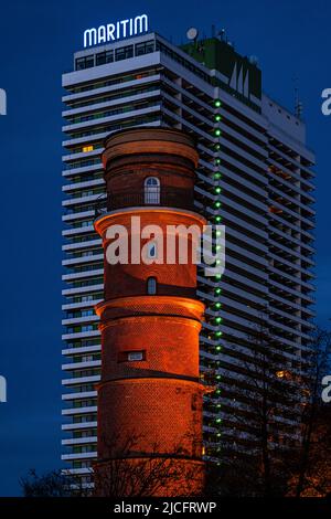 Alter Leuchtturm Lübeck-Travemünde vor dem Hotel Maritim Stockfoto