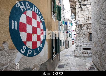 Wandbild 'Hdschduk Split' und schmale Gasse in der Kleinstadt Vodice, Gespanschaft Sibenik-Knin, Mitteldalmatien, Kroatien, Europa Stockfoto