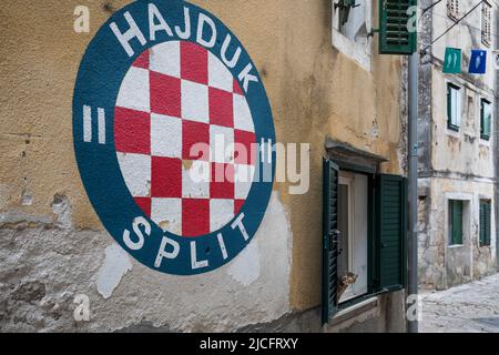 Wandbild 'Hdschduk Split' und Katze mit Blick aus dem Fenster in der kleinen Stadt Vodice, Sibenik-Knin County, Mitteldalmatien, Kroatien, Europa Stockfoto