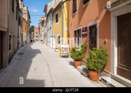 Gasse mit typischen Häusern in der kleinen Stadt Skradin, Gespanschaft Sibenik-Knin, Mitteldalmatien, Kroatien, Europa Stockfoto