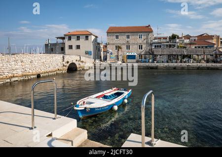 Fischerboot im Hafen und in der Altstadt, Tribunj, Gespanschaft Sibenik-Knin, Dalmatien, Kroatien, Europa Stockfoto