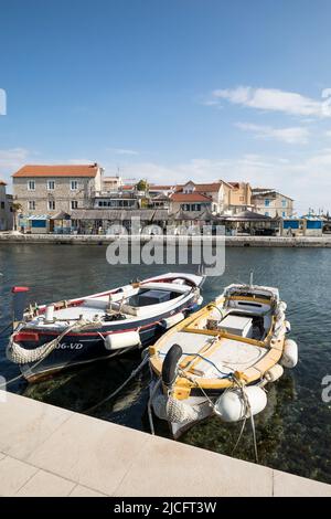 Fischerboote im Hafen und in der Altstadt, Tribunj, Gespanschaft Sibenik-Knin, Dalmatien, Kroatien, Europa Stockfoto