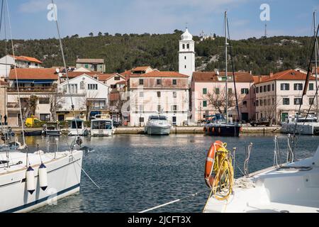Boote im Hafen von Skradin, Gespanschaft Sibenik-Knin, Mitteldalmatien, Kroatien, Europa Stockfoto