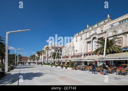 Stadtpromenade Riva vor der malerischen Altstadt, Split, Gespanschaft Split-Dalmatien, Dalmatien, Kroatien, Europa Stockfoto