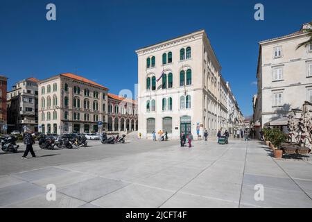 Ansicht des Gebäudes an der Stadtpromenade Riva, Split, Gespanschaft Split-Dalmatien, Dalmatien, Kroatien, Europa Stockfoto