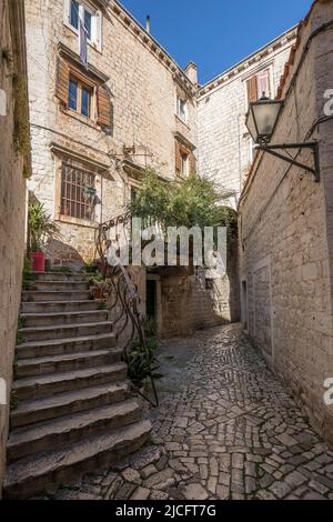 Gasse und Hauseingang mit Steintreppe, Altstadt Trogir, UNESCO Weltkulturerbe, Gespanschaft Split-Dalmatien, Dalmatien, Kroatien, Europa Stockfoto