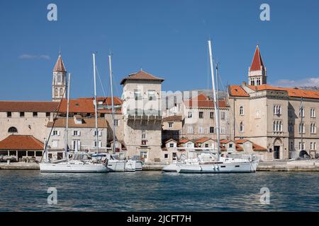 Segelboote vor der Altstadt von Trogir, UNESCO-Weltkulturerbe, Adria, Gespanschaft Split-Dalmatien, Dalmatien, Kroatien, Europa Stockfoto