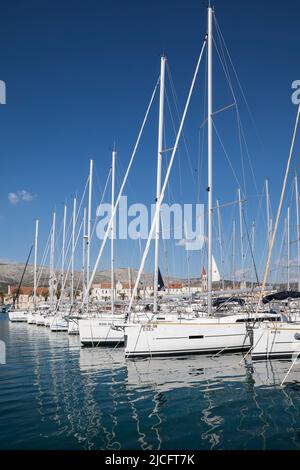 Segelboote in der Marina, im Hintergrund die Altstadt, Trogir, Adria, Gespanschaft Split-Dalmatien, Dalmatien, Kroatien, Europa Stockfoto