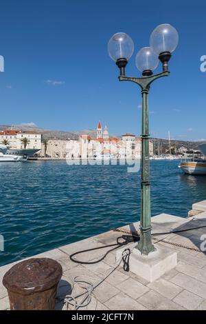 Rostiger Poller und Straßenlaterne im Hafen, die Altstadt im Hintergrund, Trogir, UNESCO-Weltkulturerbe, Adria, Gespanschaft Split-Dalmatien, Dalmatien, Kroatien, Europa Stockfoto