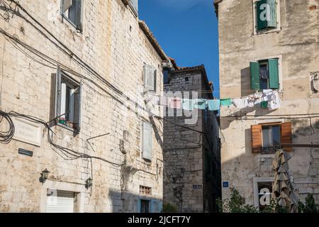 Häuser mit gestreckter Wäscheleine in der Altstadt von Split, Gespanschaft Split-Dalmatien, Dalmatien, Kroatien, Europa Stockfoto