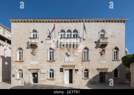 Rathaus in der Altstadt von Trogir, UNESCO-Weltkulturerbe, Gespanschaft Split-Dalmatien, Dalmatien, Kroatien, Europa Stockfoto