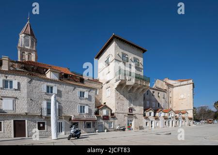 Gebäude an der Promenade in der Altstadt, Trogir, UNESCO-Weltkulturerbe, Gespanschaft Split-Dalmatien, Dalmatien, Kroatien, Europa Stockfoto