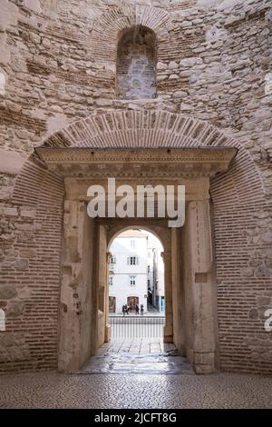 Die Vorhalle des Diokletianpalastes, Split, UNESCO-Weltkulturerbe, Gespanschaft Split-Dalmatien, Dalmatien, Kroatien, Europa Stockfoto