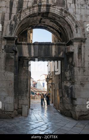 Das Eiserne Tor im Diokletianpalast, Split, UNESCO-Weltkulturerbe, Gespanschaft Split-Dalmatien, Dalmatien, Kroatien, Europa Stockfoto