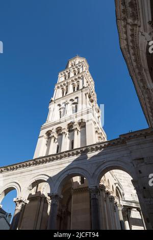 Glockenturm der Kathedrale von St. Domnius im Diokletianpalast, davor Bögen des Peristyls, Split, UNESCO-Weltkulturerbe, Gespanschaft Split-Dalmatien, Dalmatien, Kroatien, Europa Stockfoto