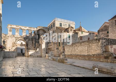 Diokletian Palace Square, Silver Gate auf der linken Seite, Split, UNESCO-Weltkulturerbe, Gespanschaft Split-Dalmatien, Dalmatien, Kroatien, Europa Stockfoto