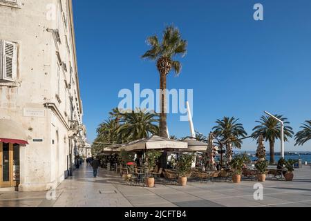 Gastronomie im Freien an der Stadtpromenade Riva vor der malerischen Altstadt, Split, Gespanschaft Split-Dalmatien, Dalmatien, Kroatien, Europa Stockfoto